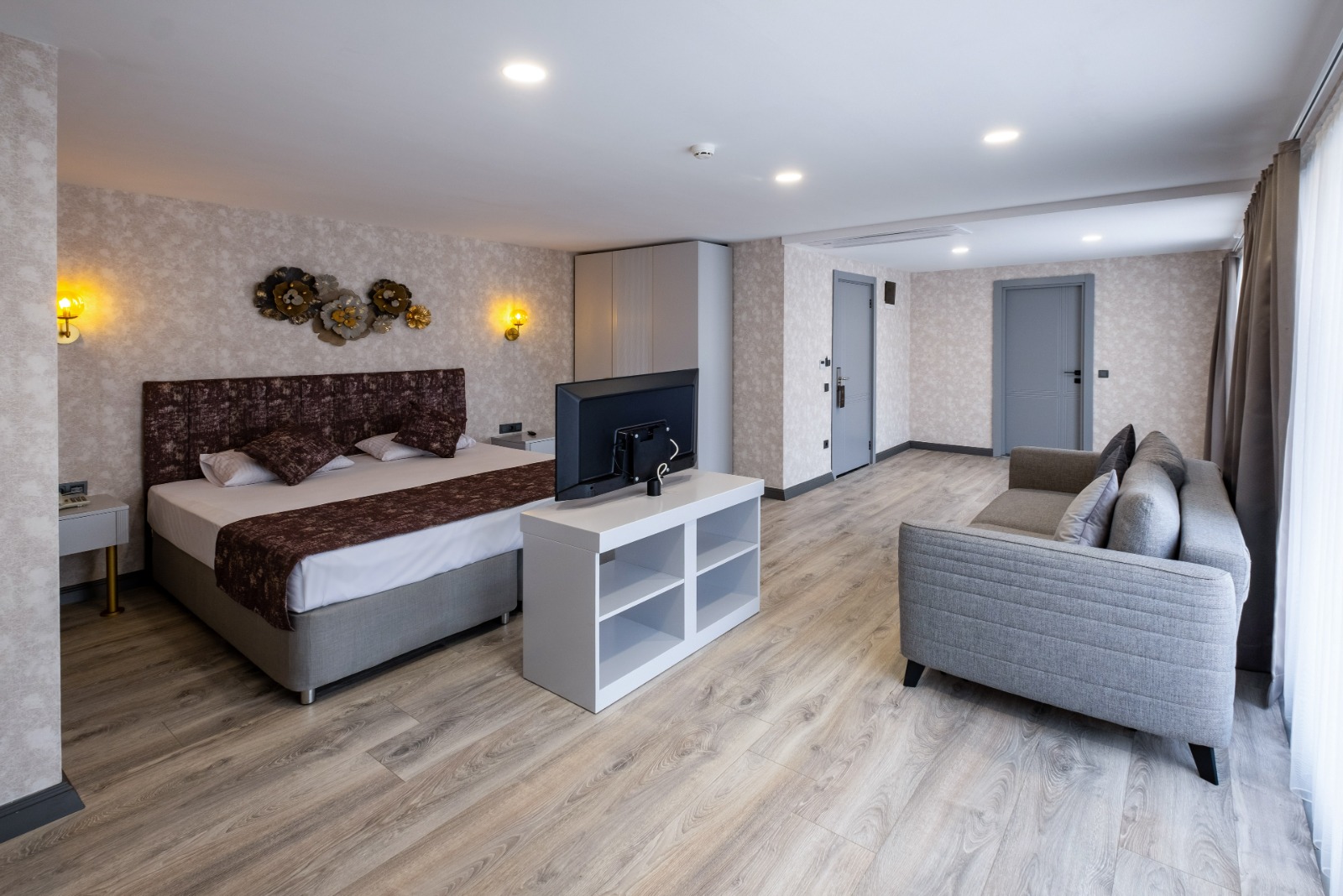 Junior suite with king bed and lounge sofa